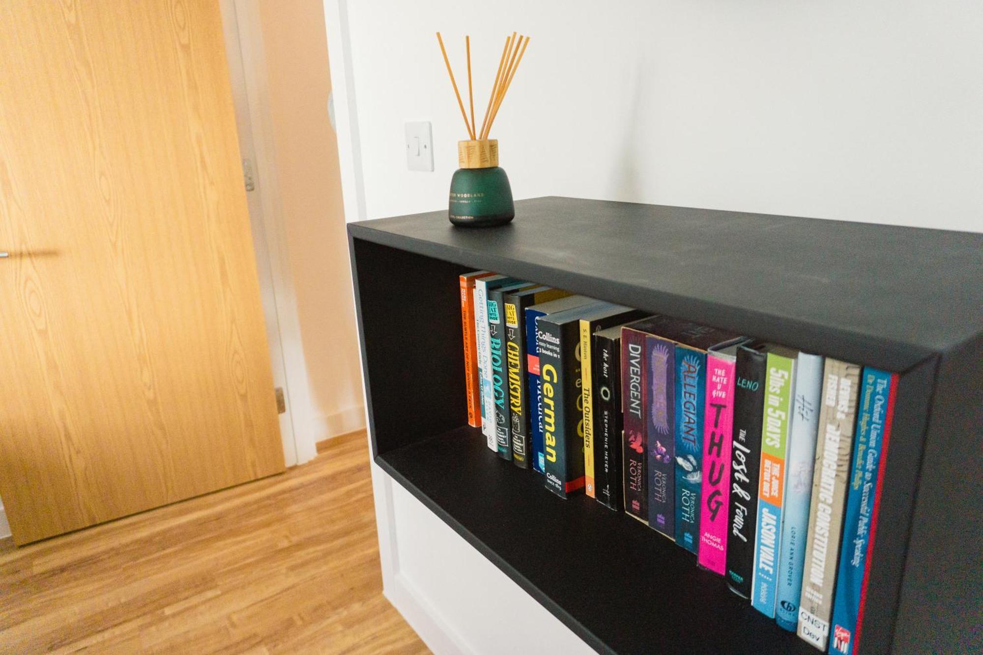 Manchester'S Luxurious 2-Bed Haven With Balcony - Canal Views & Proximity To Manchester United Exterior photo