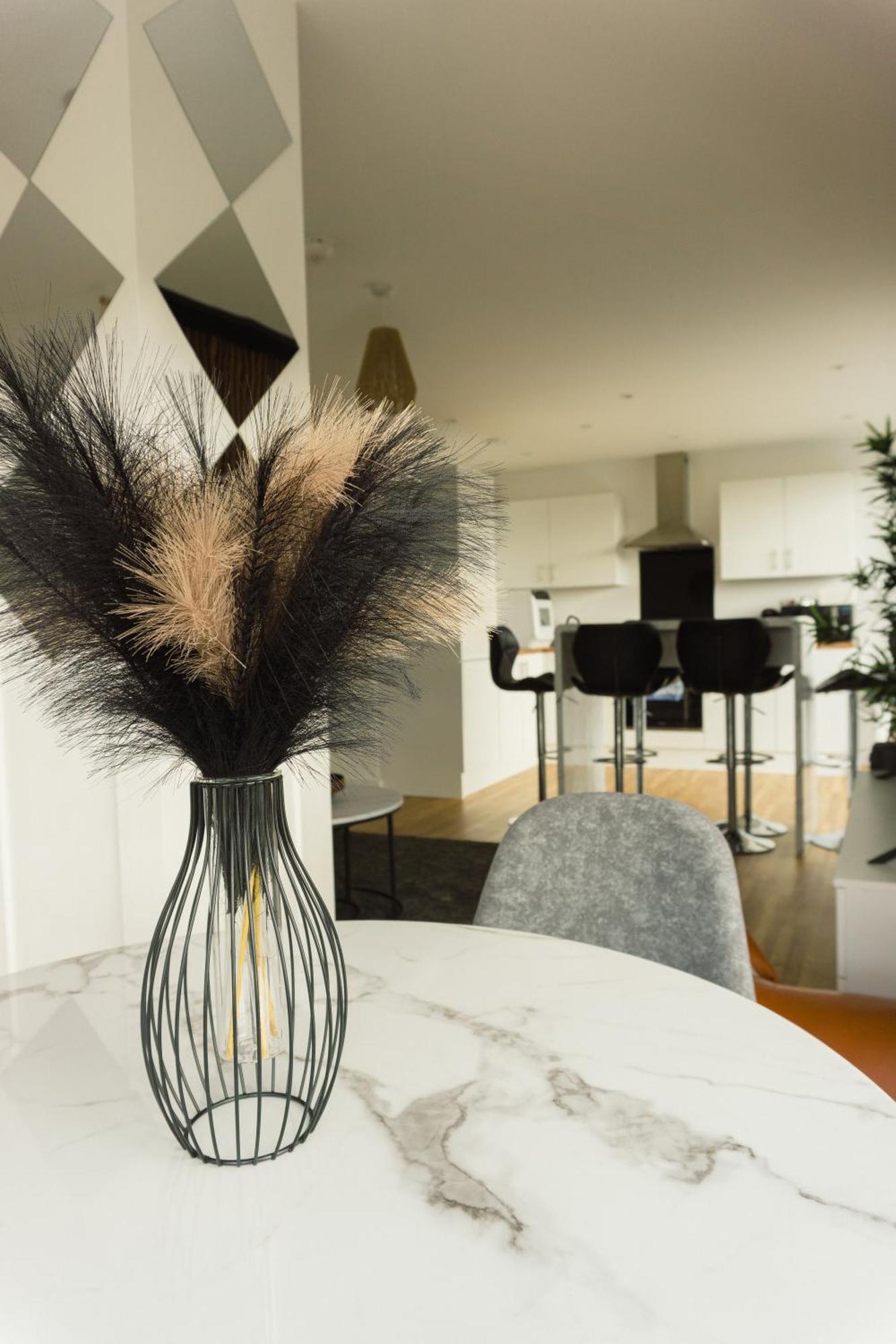 Manchester'S Luxurious 2-Bed Haven With Balcony - Canal Views & Proximity To Manchester United Exterior photo