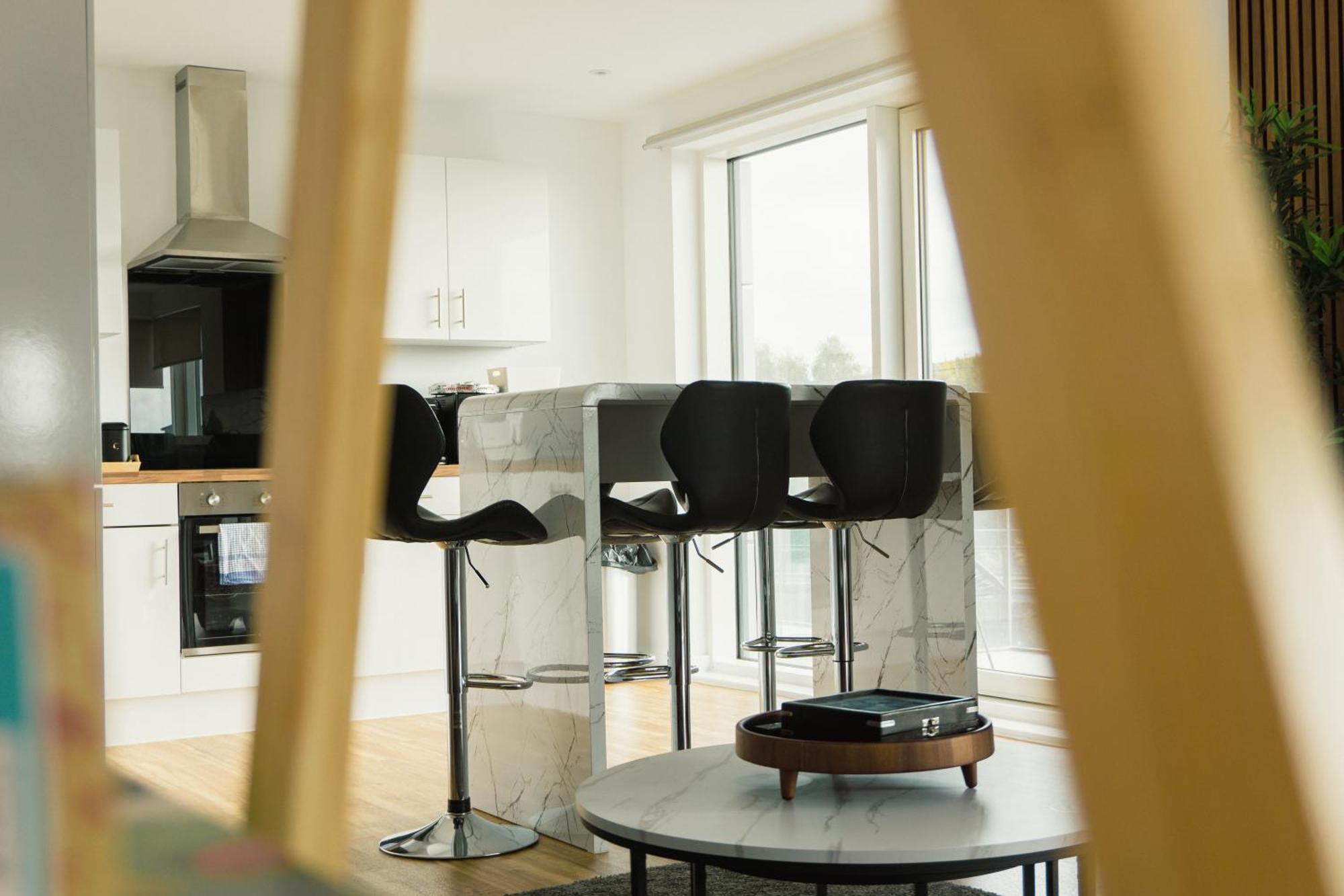 Manchester'S Luxurious 2-Bed Haven With Balcony - Canal Views & Proximity To Manchester United Exterior photo