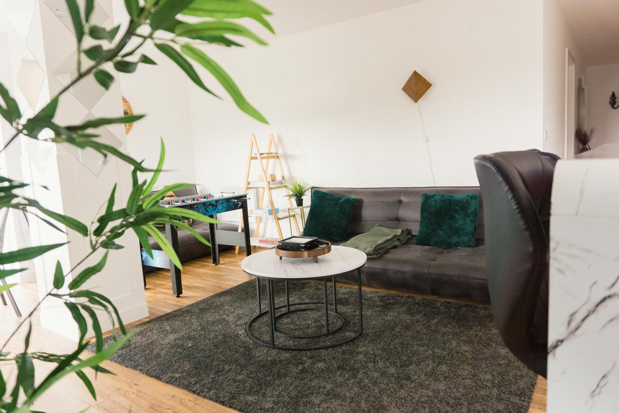 Manchester'S Luxurious 2-Bed Haven With Balcony - Canal Views & Proximity To Manchester United Exterior photo